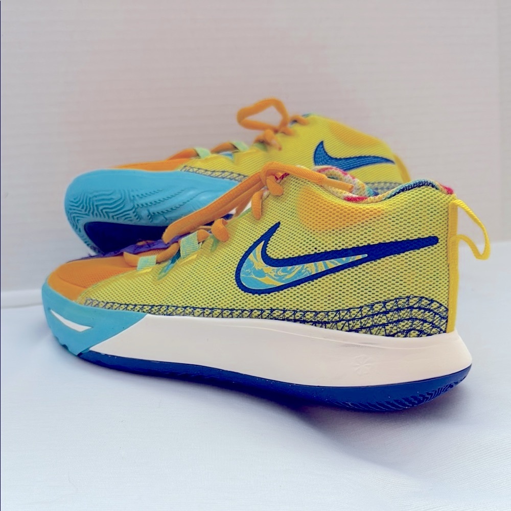 Nike Kyrie Flytrap 6 Basketball Shoes - Boys size 4.5Y